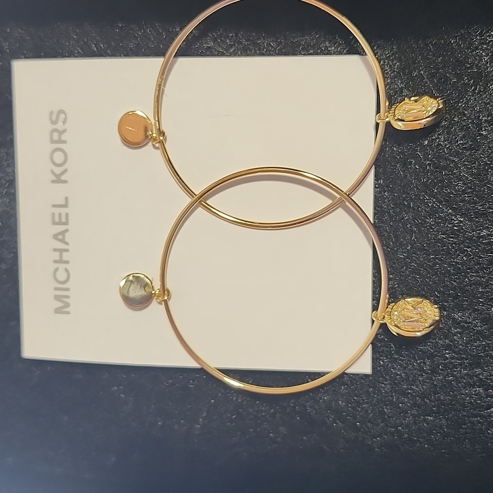 NWT MICHAEL KORS LOGO GOLD TONE LARGE HOOP EARRINGS - Picture 2 of 5